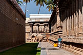 The great Chola temples of Tamil Nadu - The Sri Ranganatha Temple of Srirangam. The hall of the thousand pillars (eastern branch of the fourth courtyard). 